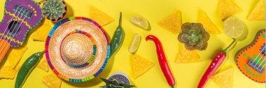 Meksika Cinco de Mayo tatil geçmişi Meksika kaktüsü, nachos cipsi, sombrero şapkası ve kırmızı biber, parlak sarı daire geleneksel Cinco de Mayo dekoruyla ve parti aksesuarlarıyla