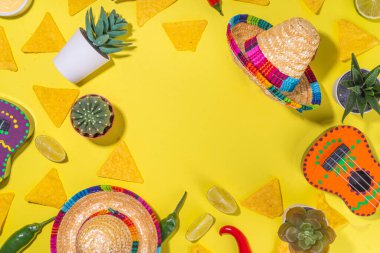 Meksika Cinco de Mayo tatil geçmişi Meksika kaktüsü, nachos cipsi, sombrero şapkası ve kırmızı biber, parlak sarı daire geleneksel Cinco de Mayo dekoruyla ve parti aksesuarlarıyla