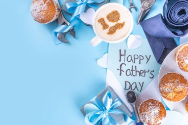 Babalar Günü tebrik kartı. Babalar Günü kahvaltısı, hediye kutuları, çörekler, kahve kupaları, kalp dekorları, aletler ve kravatlar, Babalar Günü mektupları.
