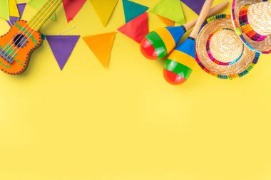Meksika Cinco de Mayo tatil geçmişi Meksika kaktüsü, gitarlar, sombrero şapkası, marakas, parlak sarı daire geleneksel Cinco de Mayo dekoru ve parti aksesuarlarıyla
