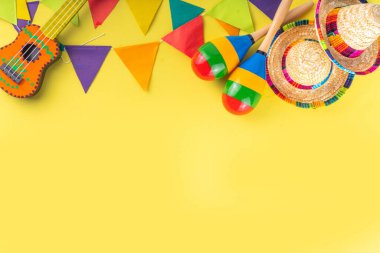 Meksika Cinco de Mayo tatil geçmişi Meksika kaktüsü, gitarlar, sombrero şapkası, marakas, parlak sarı daire geleneksel Cinco de Mayo dekoru ve parti aksesuarlarıyla