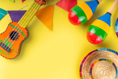 Meksika Cinco de Mayo tatil geçmişi Meksika kaktüsü, gitarlar, sombrero şapkası, marakas, parlak sarı daire geleneksel Cinco de Mayo dekoru ve parti aksesuarlarıyla
