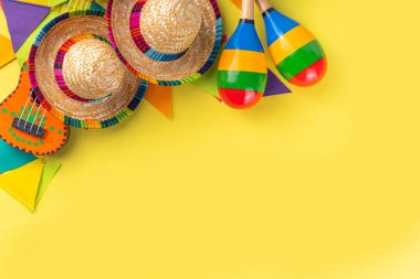 Meksika Cinco de Mayo tatil geçmişi Meksika kaktüsü, gitarlar, sombrero şapkası, marakas, parlak sarı daire geleneksel Cinco de Mayo dekoru ve parti aksesuarlarıyla