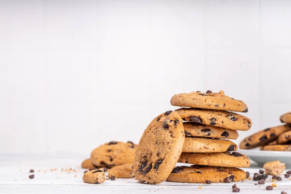 Stabel Med Sjokoladekjeks Tradisjonelle Amerikanske Sjokoladedrops Crisp Cookies Hvit Trebakgrunn – stockfoto