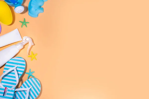 赤ちゃんと太陽の保護 紫外線保護スキンケア日焼け止め化粧品 日焼け止めSpfボトルクリーム サングラス パナマ帽 晴れたベージュの背景に砂型のおもちゃ — ストック写真