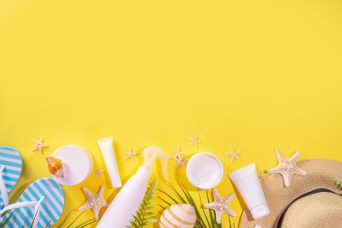 Moda elektrik sarısı yaz kozmetik arka planı. Farklı cilt bakımı, güneş kremi kozmetik kavanozları, tüpler, nemlendirici, krem, serum, yüz ve eller için maskeler, üst görünüm kopyalama alanı