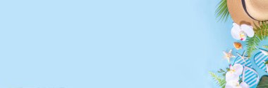 Açık mavi yaz tatili, seyahat ve yaz tatili geçmişi. Tropikal yapraklı, çiçekli, deniz kabuklu, deniz yıldızlı, parmak arası terlikli, şapkalı, plaj aksesuarlı, üst görünüm fotokopi alanlı parlak düz yatak.