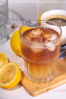 Kahve ve limonata, limonata kokteyli, limon suyu, espresso ve ezilmiş buz. Moda kahvesi, ekşi limon tadı tonik. 