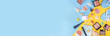Yaz makyaj malzemelerinin düzlüğü, tatil, tatil alışverişi makyaj malzemesi. Gölgeler, ruj, rimel, yüz pudrası, yaz aksesuarları, deniz yıldızı, deniz kabukları.