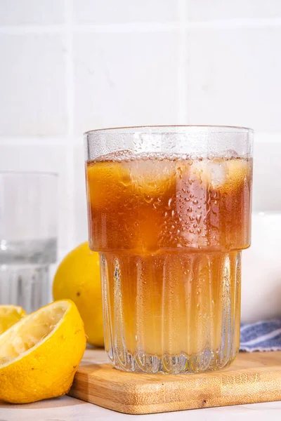 Kahve ve limonata, limonata kokteyli, limon suyu, espresso ve ezilmiş buz. Moda kahvesi, ekşi limon tadı tonik. 