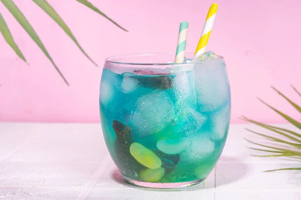 Rabo Alforje Engraçado Limão Azedo Cor Azul Frio Fishbowl Cocktail — Fotografia de Stock