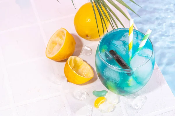 有趣的鱼缸嘲讽 冷蓝色酸柠檬鱼缸鸡尾酒配朗姆酒 柑橘汁 果冻鱼和石糖 — 图库照片