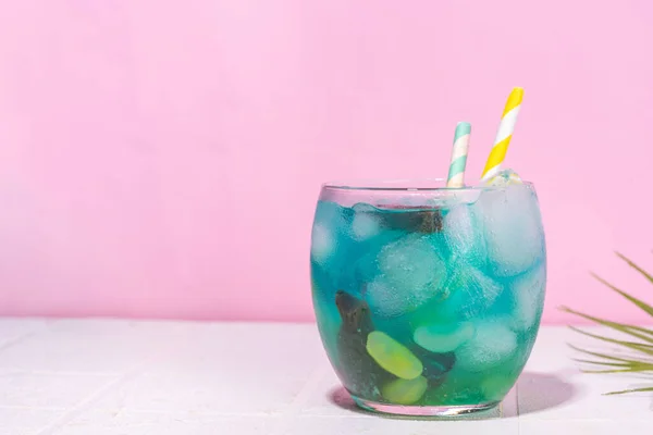Tazón Pescado Divertido Mocktail Color Azul Frío Limón Agrio Fishbowl —  Fotos de Stock