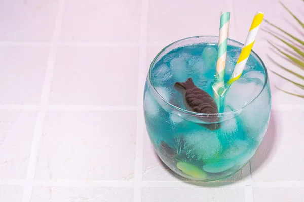 Lustige Fischschale Mocktail Vorhanden Kaltblau Gefärbte Saure Zitrone Fischschale Cocktail — Stockfoto