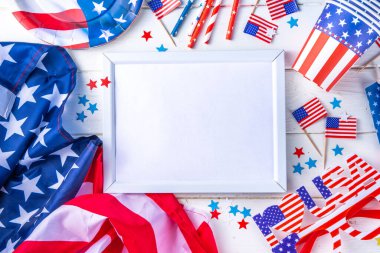 Mutlu İşçi Bayramı, Başkanlık Günü, Bağımsızlık Günü, Anma Günü, Kolomb Günü geçmişi. Beyaz ahşap arka plan, Amerikan bayrağı renkli kağıt yelpaze ve dekorasyonlar, parti aksesuarları.
