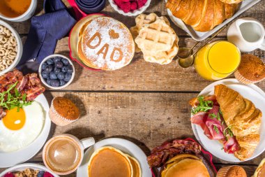 Babalar Günü Brunch Restoran Davetiyesi. Babalar Günü menüsü, geleneksel kahvaltı ve öğle yemeği seti, güneşli ahşap arka planda kravat.