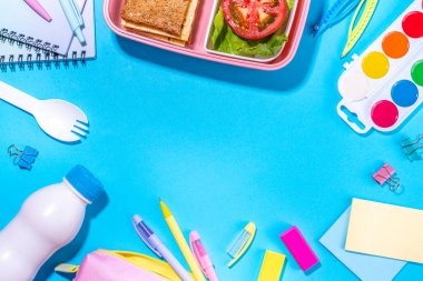 Şükran tatil tablo geleneksel festival Gıda - Türkiye, Kabak böreği, kabak, yeşil fasulye, kızılcık sosu, Mısır, sonbahar elma, karanlık paslı tablo, metin için üstten görünüm yer ile