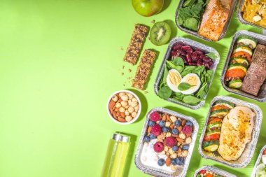 Sağlıklı yemek menüsü, kurye yemek teslimatı beslenme çantası. Biftek eti, tavuk fileto, balık ve sebzeler paketlerde. Günlük yemek diyet planı teslimatı, paket servisi, online sipariş konsepti.