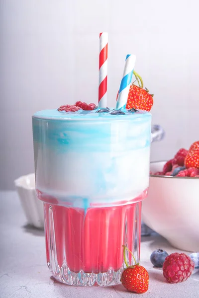アメリカ独立の休日の食べ物 7月4日の朝食のレシピのアイデア 飲み物 赤の色で役に立つベリースムージー ブルーベリー イチゴ ラズベリーを白い背景に — ストック写真