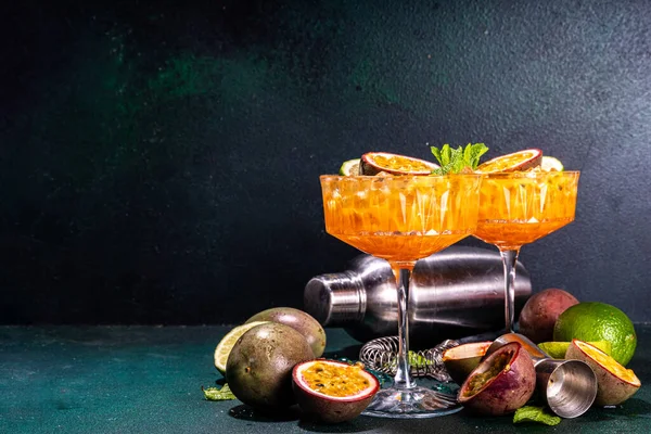 Maracuja Martini Cocktail Süßes Pornostar Alkoholisches Getränk Mit Frischen Passionsfrüchten — Stockfoto