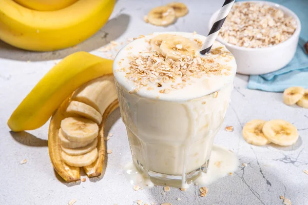 Vegan Banana Drink Healthy Diet Snack Banana Oatmeal Smoothie Glass - Stock-foto