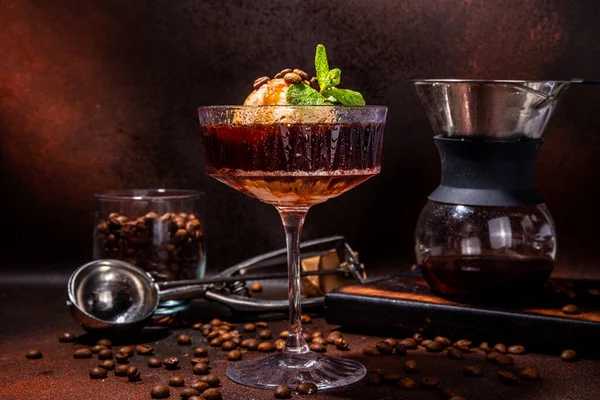 Caffè Irlandese Affogato Cocktail Espresso Martini Con Palla Gelato Guarnizione — Foto Stock