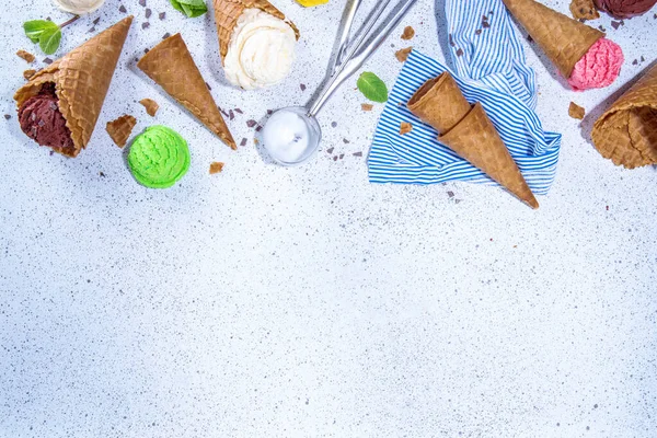 ワッフルコーンの鮮やかなカラフルなアイスクリームのコレクション 白のコンクリートの背景に様々な味のアイスクリームのセットフラットレイコピースペース — ストック写真