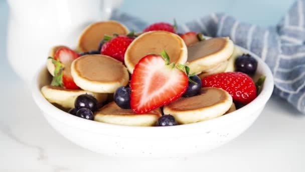 Μικρές Τηγανίτες Φράουλα Και Βατόμουρο Καλοκαιρινό Γλυκό Σπιτικό Πρωινό Poffertjes — Αρχείο Βίντεο