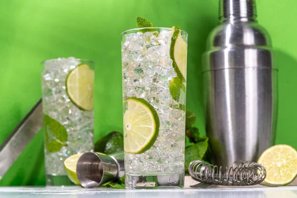 Klassischer Kalter Sommerlicher Mojito Cocktail Limettenlimonade Mit Limette Minze Crushed — Stockfoto