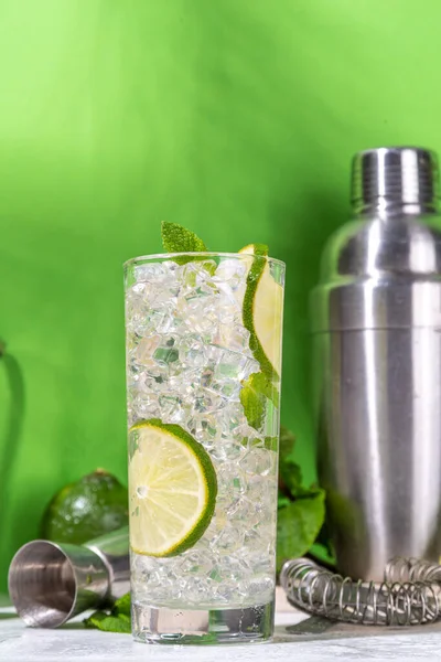 Klasický Letní Studený Mojito Koktejl Limetková Limonáda Limetkou Mátou Drceným — Stock fotografie