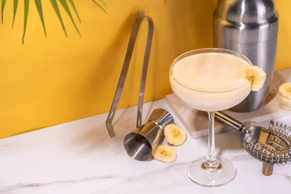Zoete Zomer Koude Banaan Daiquiri Martini Cocktail Likeur Met Banaan — Stockfoto