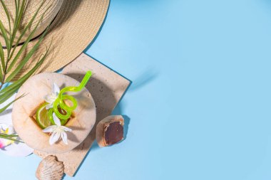  Genç Tayland hindistan cevizi kokteyli ya da meyve suyu, tropikal yapraklı, dekorlu ve çiçekli, taze hindistan cevizli tropikal yaz içeceği.