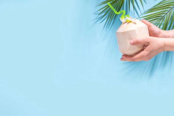若いタイのココナッツカクテルやジュース 熱帯の夏は熱帯の葉 装飾や花と 全体の若いココナッツで飲む — ストック写真