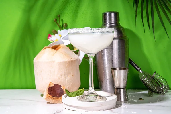 Kokosdaiquiri Martini Cocktail Met Romige Likeur Jong Thais Kokoswater Een — Stockfoto