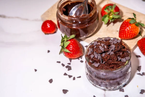 Essbarer Brownie Teig Mit Schokoladenstücken Und Frischen Erdbeeren Zwei Portionierte — Stockfoto