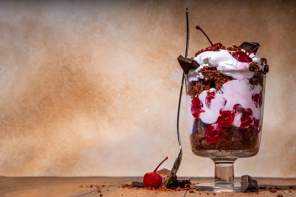 Brownie Kek Ivır Zıvırı Kara Orman Katmanlı Tatlı Çikolatalı Bisküvi — Stok fotoğraf