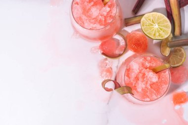 Ferahlatıcı yaz rubarb ekşi köpük kokteyli, dondurulmuş köpük kokteyli, sirup, rom ve şampanya ile tatlı ravent suyu. Soğuk ve sağlıklı bir yaz kokteyli.