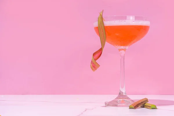 ルバーブの夏の冷たい梅のダイキリまたはマティーニカクテル ピンクのルバーブと酒 砕いた氷と高色の背景のバー用品 — ストック写真