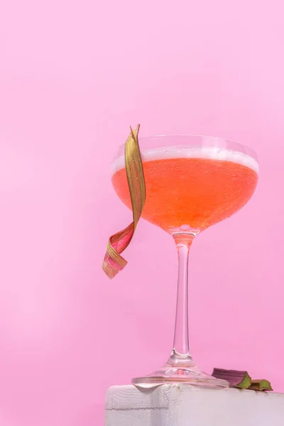 Rhubarbe Été Froid Prune Daiquiri Cocktail Martini Liqueur Rhubarbe Rose — Photo