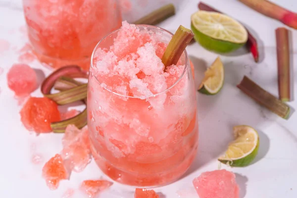 Refreshing Summer Rhubarb Sour Fizz Cocktail Frozen Fizz Cocktail Sweet — Stock Photo, Image