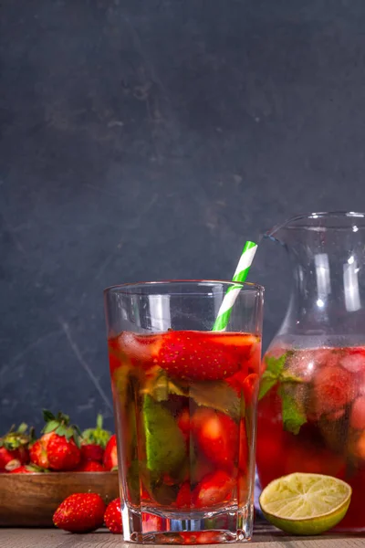 Σπιτική Λεμονάδα Φράουλα Κανάτα Και Ποτήρι Πολλά Θρυμματισμένα Πάγο Κομμένα — Φωτογραφία Αρχείου