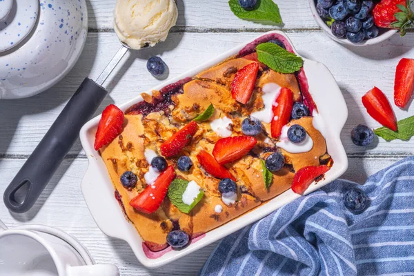 여름의 코블러 집에서 스펀지 케이크에 블루베리와 딸기를 곁들인 바닐라 아이스크림 — 스톡 사진