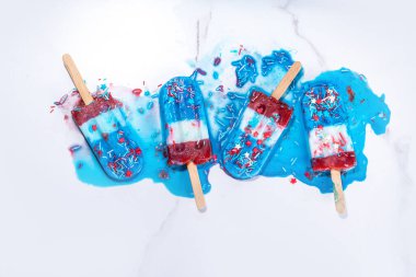 Kırmızı, beyaz ve mavi buz patlar. Vatansever ABD lolipopu 4 Temmuz partisi ya da bbq pikniği için meyveli buzlu dondurma.