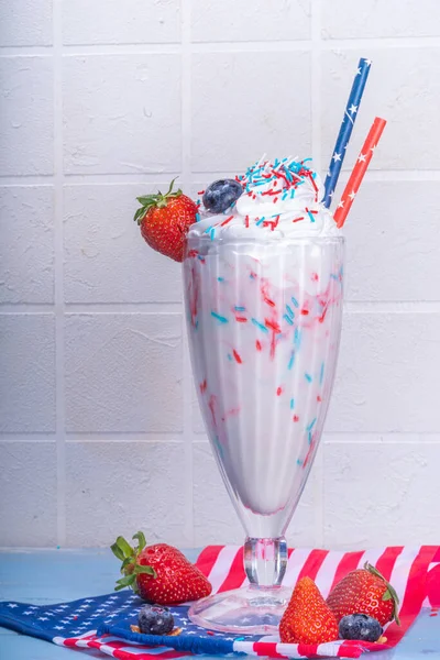 Vatansever Amerikan Milkshake Tatlı Tatlı Kırmızı Beyaz Mavi Şeker Serpme — Stok fotoğraf