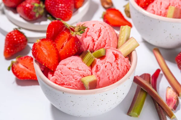 ルバーブとイチゴのアイスクリーム 自家製シャーベットジェラート 新鮮なルバーブとイチゴのスライスと冷凍フルーティーなデザート 白いキッチンテーブルのコピースペース — ストック写真