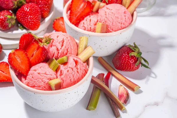 ルバーブとイチゴのアイスクリーム 自家製シャーベットジェラート 新鮮なルバーブとイチゴのスライスと冷凍フルーティーなデザート 白いキッチンテーブルのコピースペース — ストック写真