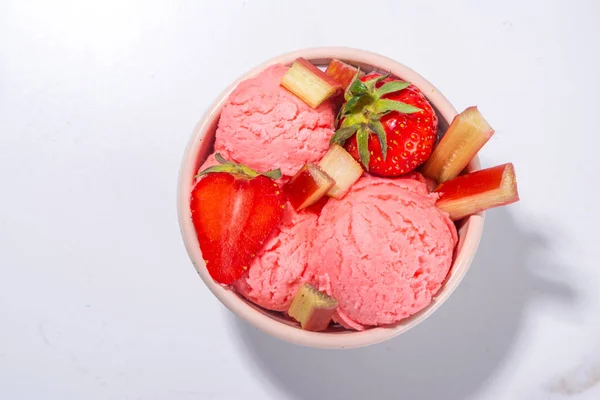 Rhabarber Erdbeer Eis Hausgemachtes Sorbet Eis Gefrorenes Fruchtiges Dessert Mit — Stockfoto