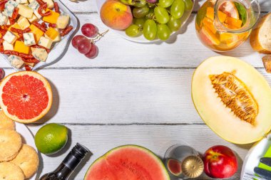 Buon Ferragosto (İtalyanca mutlu) tatil geçmişi. Yaz İtalyan hasat festivali 15 Ağustos brunch, aile partisi karpuz, kavun, üzüm, peynir, atıştırmalık, içecekler