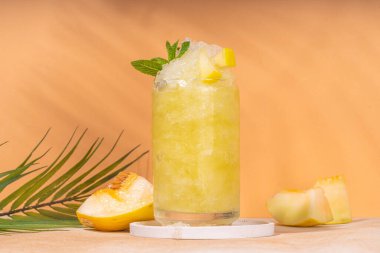 Kavunlu buzlu içecek, tatlı yaz ferahlatıcı buzlu buzlu kokteyl kavun suyu, süt ve limon ya da limon karışımı.