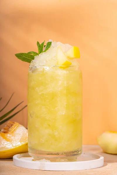 メロンスライスカクテル 甘い夏のさわやかな砕いた氷のスラッシュモッカーメロンジュース ミルト レモンまたはライム — ストック写真